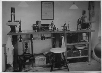 Historische Aufnahme der Augenoptikerwerkstatt von Brillen Krille in Rostock mit Einblick in das traditionelle Brillenhandwerk.