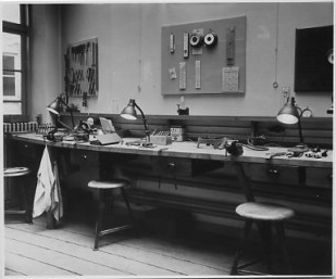 Historische Augenoptikerwerkstatt von Brillen Krille in Rostock, deren Einrichtung bis 1989 in dieser Form bestand.
