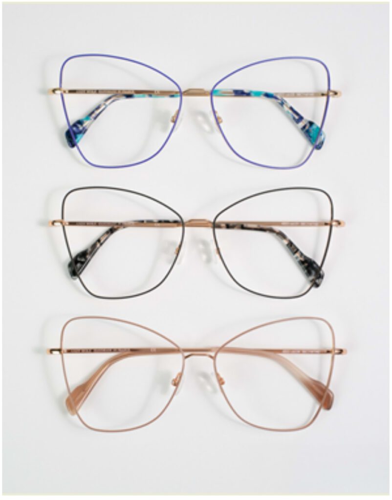 Model mit Andy Wolf Damenbrille 4853 in Butterfly-Form – Brillen Krille Rostock