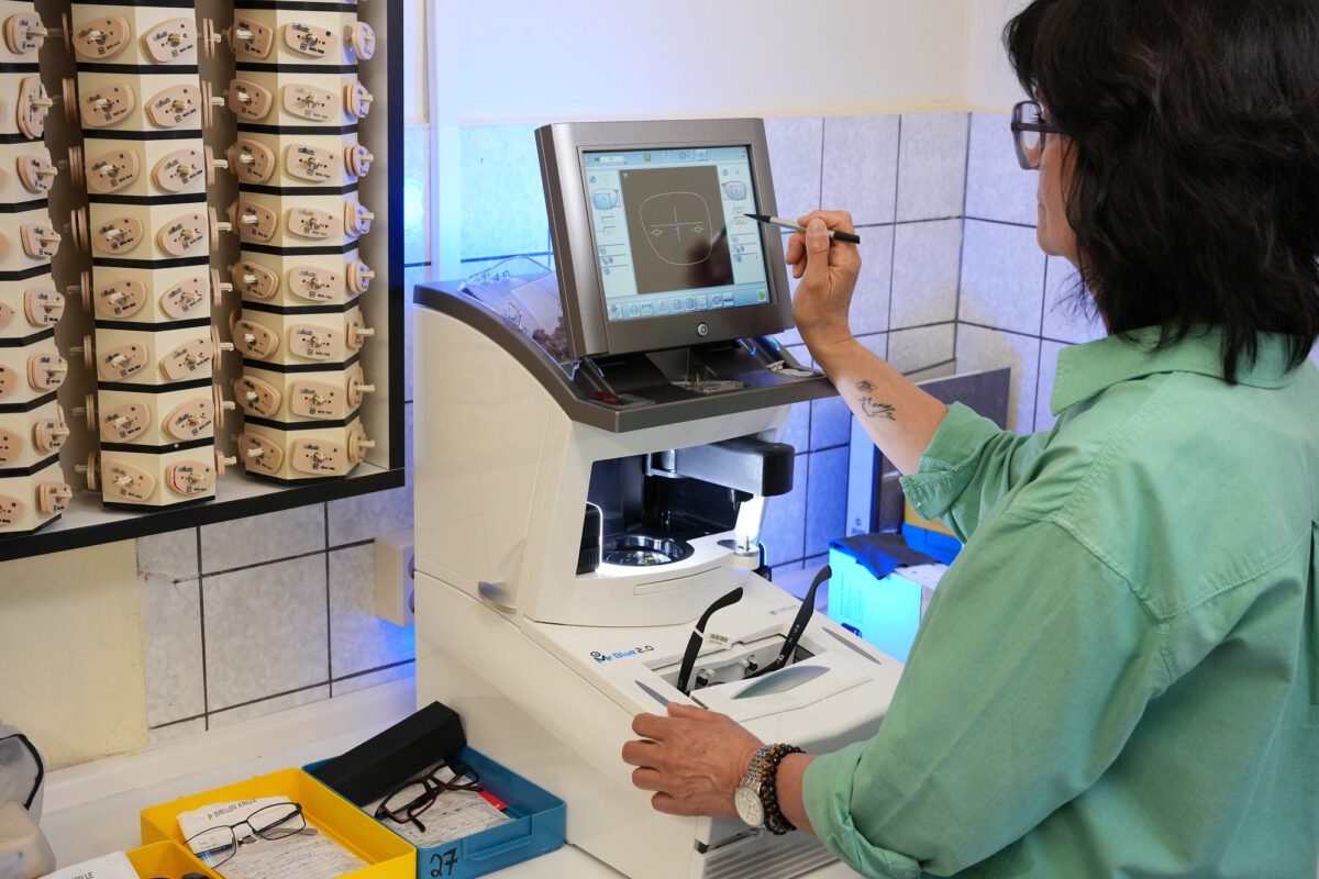 Digitale Erfassung der Brillenfassungsform in der Werkstatt von Brillen Krille
