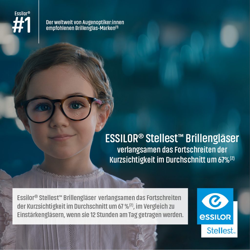 Mädchen mit Brille auf einem Informationsmotiv zu Essilor Stellest und Myopiemanagement.