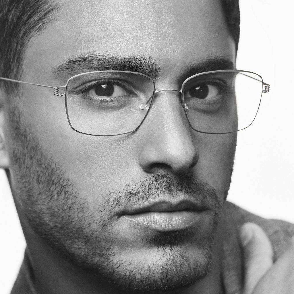 Mann mit eleganter, leichter LINDBERG-Brille aus Titan