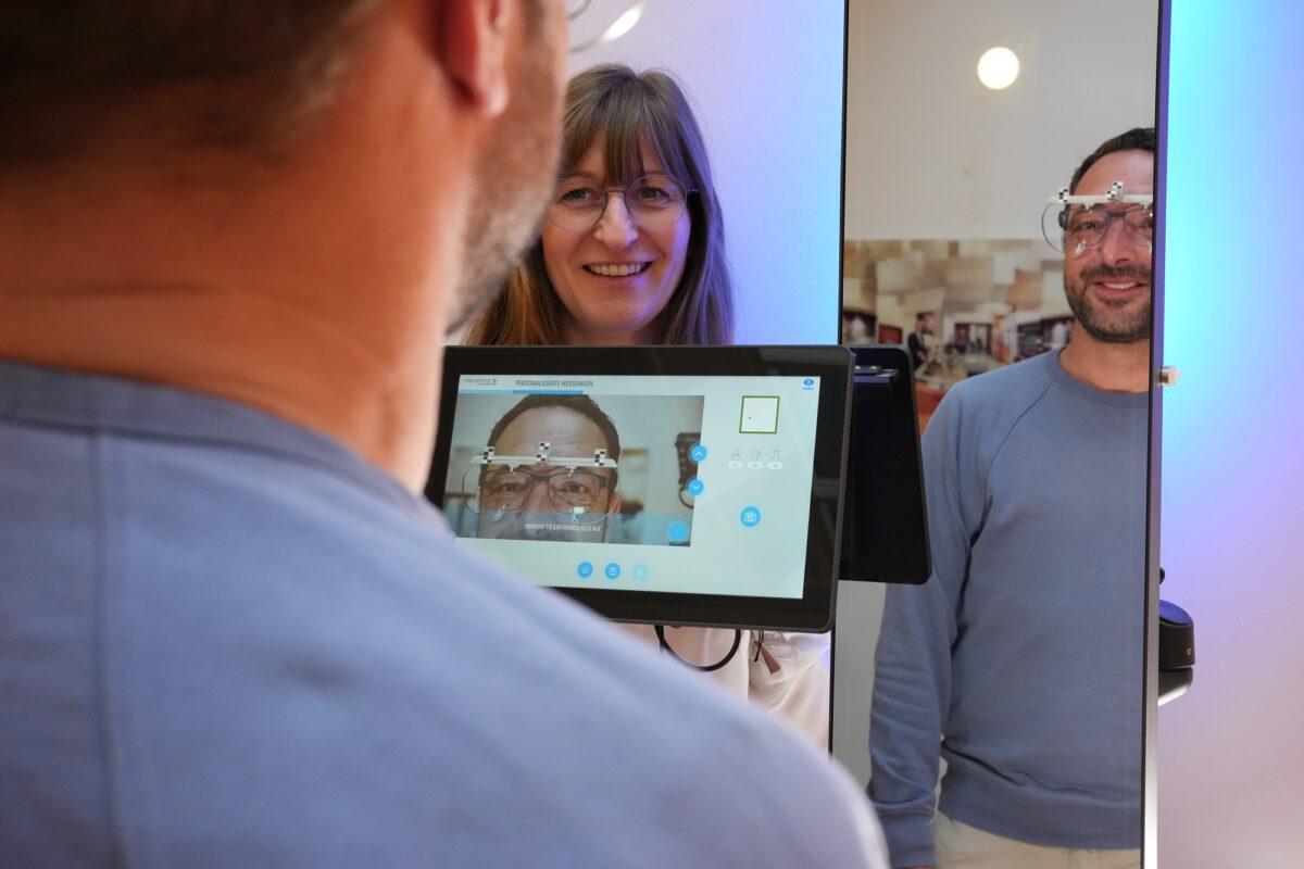 Augenoptikermeisterin bei der Videozentrierung einer Brille mit einem Kunden