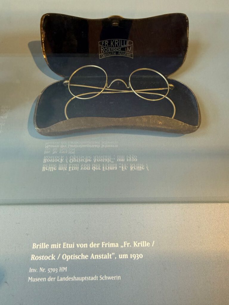 Historische Brille mit Originaletui der Optischen Anstalt Fr. Krille aus Rostock, um 1930, ausgestellt im Museum Schwerin. Kopieren